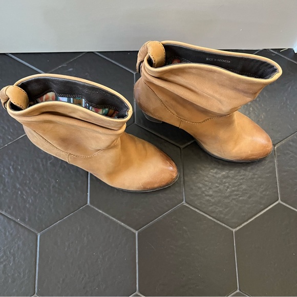 Arnold Churgin - neutral tan ankle boots - size 5.5 - Picture 2 of 8